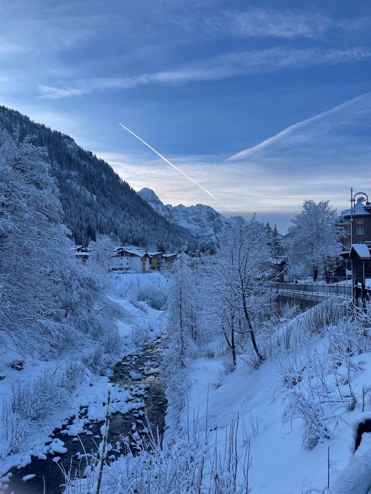 Paesaggio innevato lungo il torrente