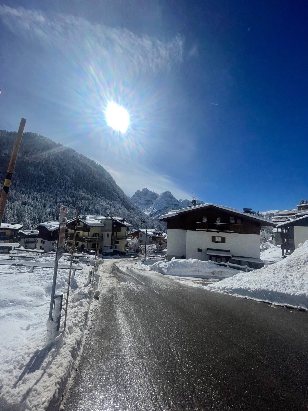 Strada innevata a Madonna di Campiglio